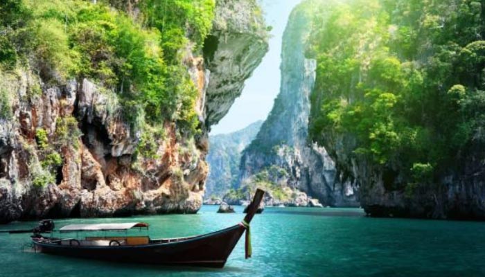 A Baía de Ha Long ou Baía de Alongues, com cerca de 1.969 ilhotas de calcário que se elevam das águas, é a mais conhecida baía do Vietname