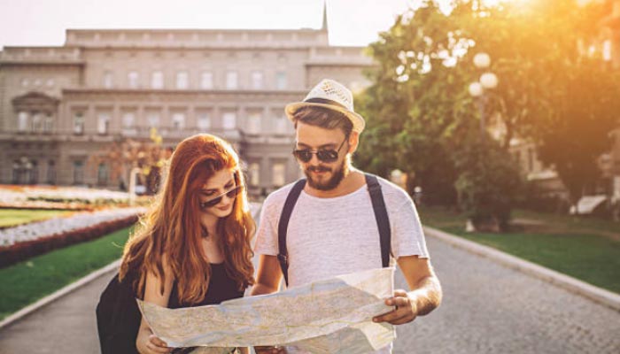 Quando-ir-casal-jovem-com-mapa-em-verão