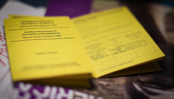Certificado-Internacional-de-Vacinação sobre uma mesa