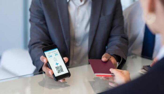 passageiro mostrando QR code e seu check-in feito pela internet
