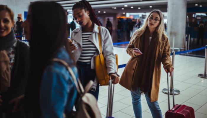 Mulheres despachando malas no aeroporto