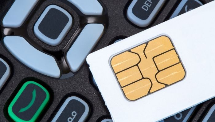 chip da easysim4u em cima de um celular