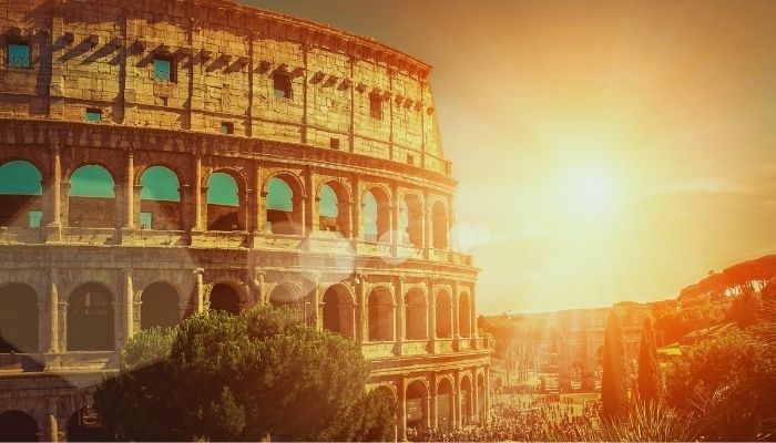 Coliseu possui formato cilíndrico que está localizado na capital da Itália, Roma