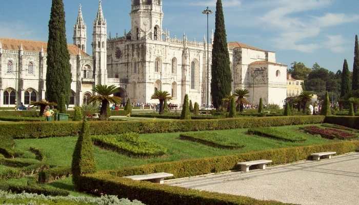 Mosteiro dos Jerônimos e seu lindo parque verde a frente 