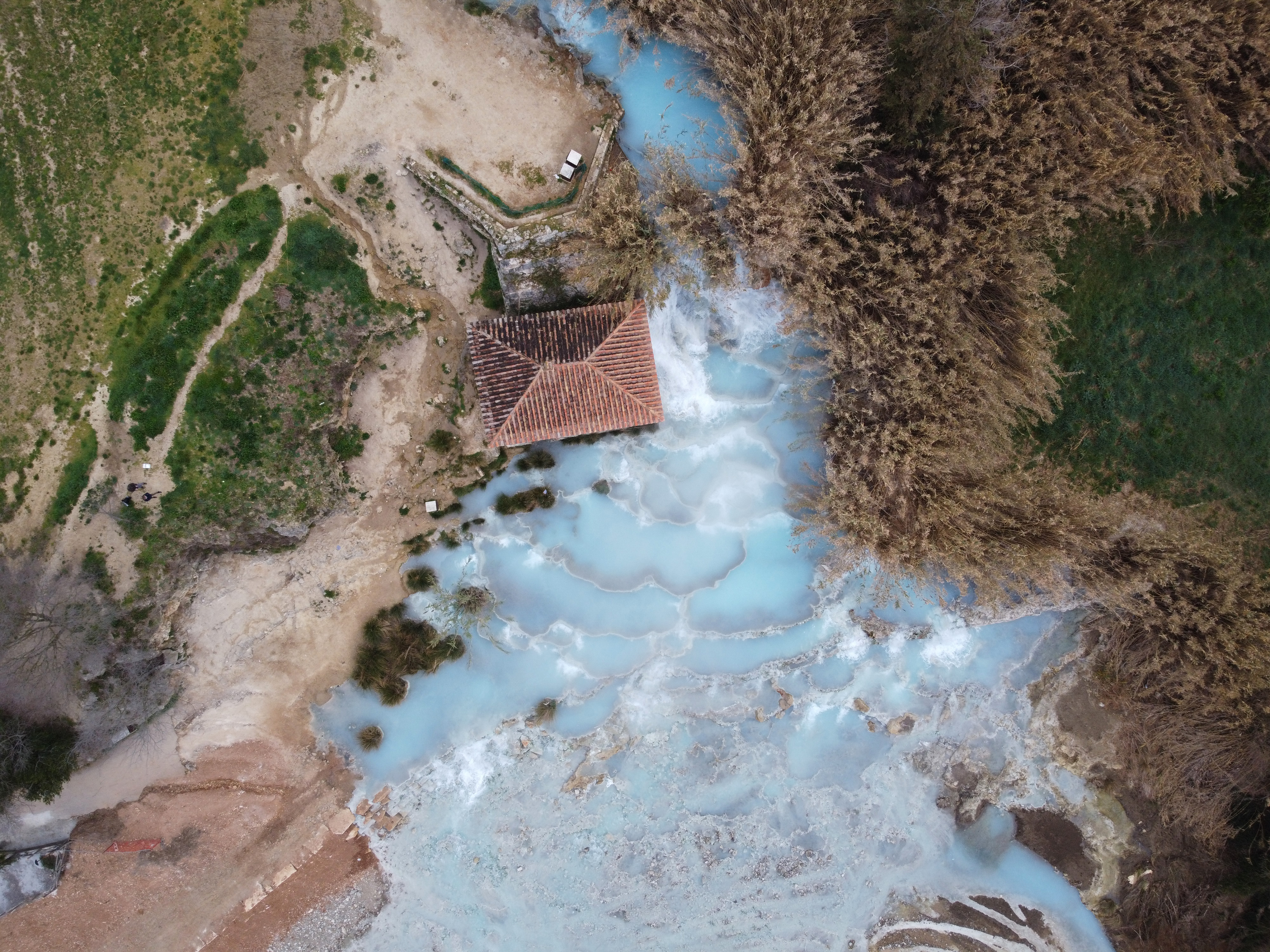 Vista aérea da Cascate del Mulino em Saturnia, terraços de travertino na Toscana