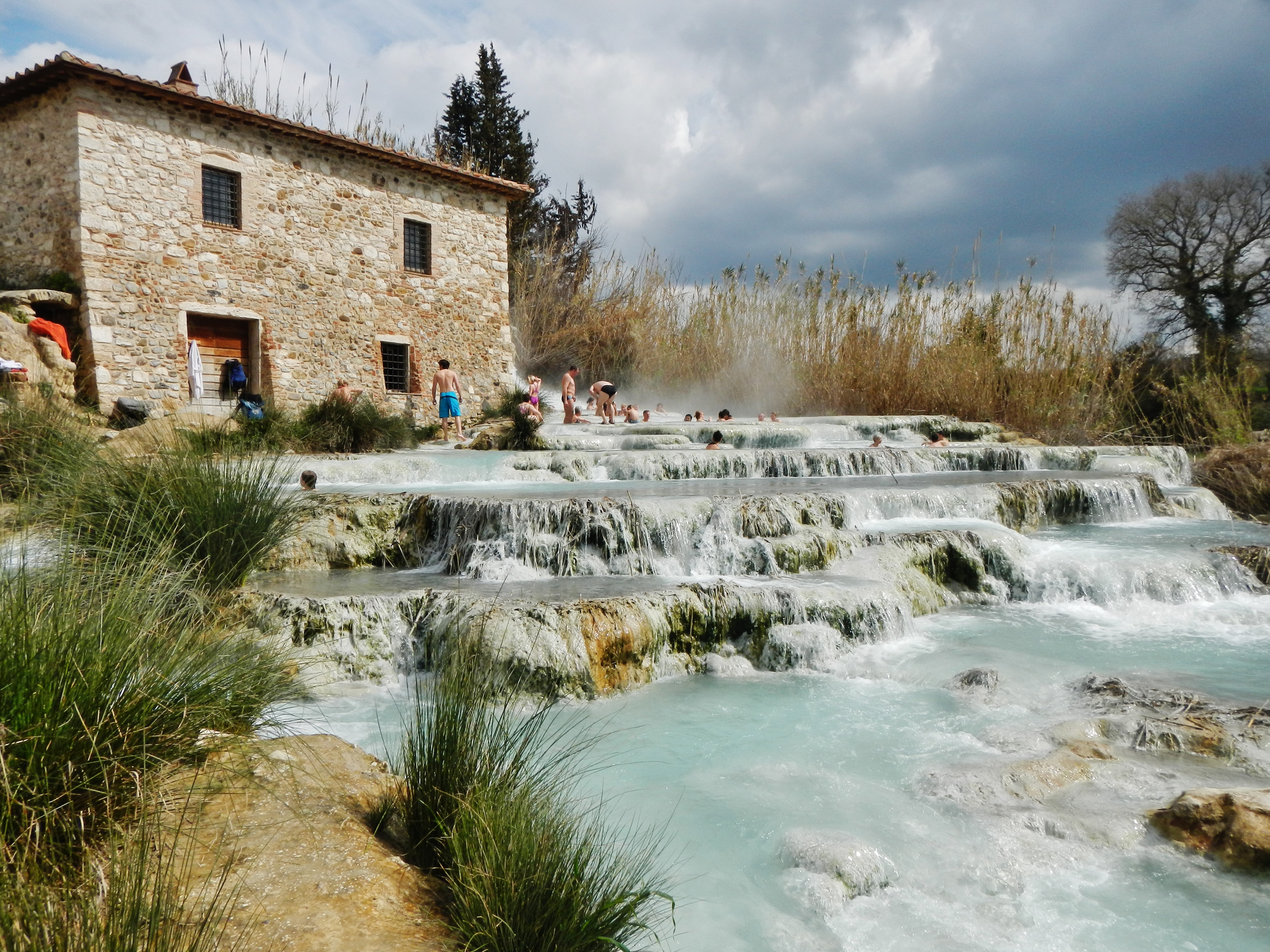 Cascate del Mulino, alternativa gratuita ao resort pago, terraços de travertino em Saturnia