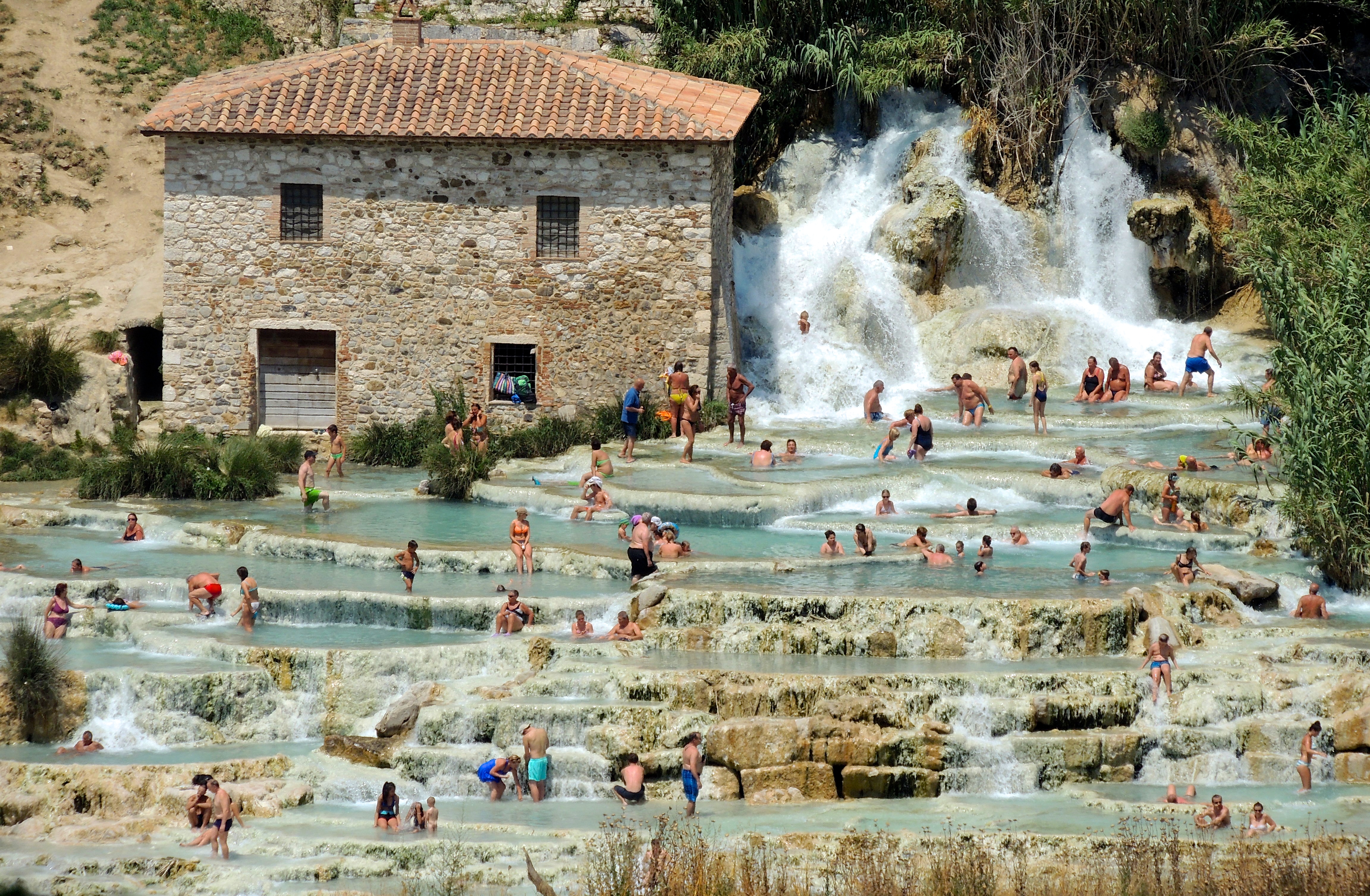 Terraços de travertino da Cascate del Mulino, ponto de chegada do passeio saindo de Roma